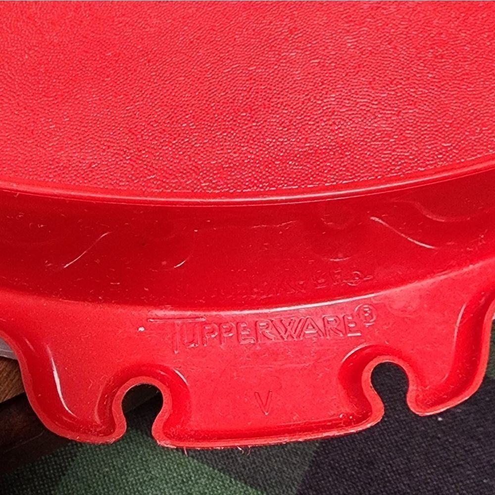Tupperware Covered serving dish - Picture 4 of 8